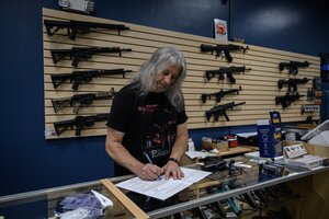 El vendedor de una casa dedicada a la comercialización de armas ubicada el estado norteamericano de Nuevo Hampshire explicando las condiciones de compra (Foto: AFP).