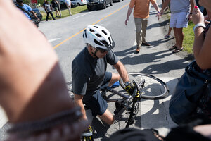 Joe Biden se cayó de su bicicleta esta mañana mientras paseaba con su esposa, Jill Biden, por las calles de Delaware (Foto: AFP).