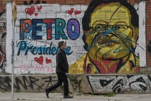 Un hombre camina delante de un mural de Petro en Bogotá, Colombia. (Fuente: AFP)