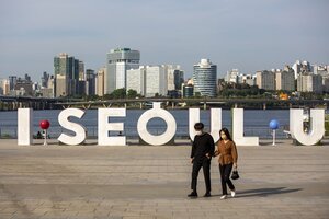 Personas caminando en el Parque Hangang, en Seúl, capital de la República de Corea. (Xinhua/Wang Yiliang)