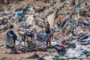 El consumo desmedido y fugaz de ropa, hizo crecer de manera exponencial los desechos textiles en el mundo. (Foto: AFP)