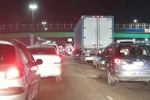 Autopista Bs As- La Plata: un operativo policial busca impedir un nuevo corte de tránsito en el peaje de Dock Sud 