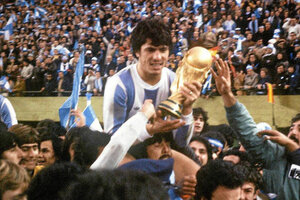 Daniel Alberto Passarella, capitán en aquel entonces, levanta la Copa del Mundo de 1978.  (Fuente: AFP)