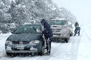 Neuquén suspendió las clases y actividades administrativas por la acumulación de nieve en las calles y rutas, que hizo difícil la circulación. (Foto: Gobierno de Neuquén)