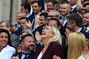 Marine Le Pen (centro) rodeda de simpatizantes. (Fuente: AFP)