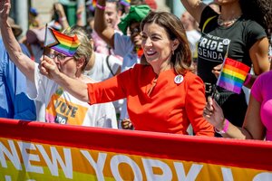 La gobernador Kathy Hochul participó de la multitudianaria marcha del Orgullo en Nueva York. Foto: AFP.
