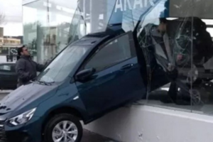 Comodoro Rivadavia | Soltó el freno de mano y se le fue el auto: atravesó la vidriera de un local