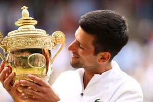 Novak Djokovic con el título de Wimbledon que ganó en 2021.  (Fuente: Getty Images)