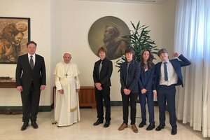 Elon Musk se reunió con el Papa Francisco en el Vaticano y estuvo acompañado por cuatro de sus hijos. Imagen: @Elonmusk. 