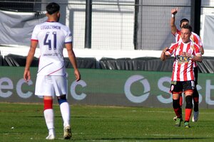 Neri Bandiera festeja su gol: fue el 2 a 1 definitivo (Fuente: Julio Martín Mancini)