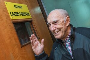 Un repaso por la vida y obra de Cacho Fontana, el célebre locutor de radio y presentador de televisión argentino. Foto: NA