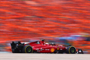 La Ferrari de Leclerc y la marea roja de fanáticos de la scudería italiana. (Fuente: Prensa Fórmula 1)