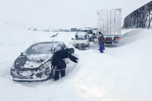 Mendoza: buscan despejar la ruta de autos y camiones que quedaron varados (Fuente: Télam)