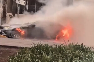 Video: impresionante incendio de un auto en plena avenida 9 de Julio (Fuente: Captura de pantalla)