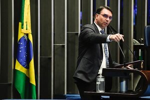 Brasil | Senador Flavio Bolsonaro vinculó otra vez al PT con grupo criminal, pese a fallo judicial que prohíbe divulgar ese contenido falso 