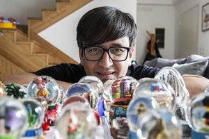 Balmaceda ama coleccionar cosas: tiene más de 100 bolas de lugares de todo el mundo que junta él y le mandan sus fans.  (Fuente: Sebastián Freire)