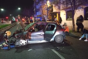 Accidente en Villa Devoto: un auto en el que viajaban 8 personas chocó contra un cantero del Metrobus