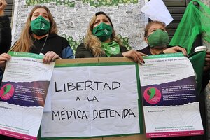 Pañuelazo en Salta para exigir la nulidad de la causa contra la médica que hizo una ILE