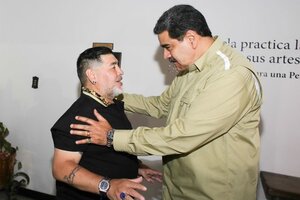 Maduro recibió una réplica del pie izquierdo de Maradona