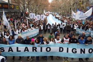 Más de 25 mil trabajadores marcharon en Mendoza para exigir mejoras salariales