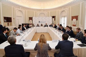 El encuentro de la ministra con inversores y analistas, en la embajada argentina