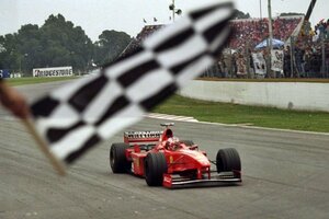 Bandera a cuadros para el alemán  Michael Schumacher en la última carrera de Fórmula 1 disputada en el Autódromo de Buenos Aires. 