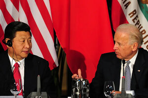Los presidentes de China y Estados Unidos, Xi Jinping y Joe Biden, conversando en una cumbre del G20. (Fuente: AFP)