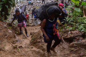 Haitianos cruzando la peligrosa selva del Darién entre Colombia y Panamá. (Fuente: AFP)