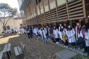 Estudiantes de medicina realizaron un abrazo simbólico a la UNSa
