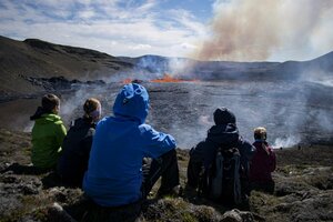 Un volcán entró en erupción cerca de la capital de Islandia y miles de turistas se acercaron a ver el fenómeno