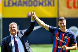 Lewandowski fue presentado en Barcelona ante más de 50.000 hinchas (Fuente: AFP)