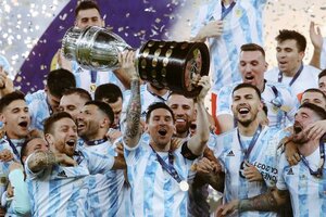 Messi con la Copa América 2021, el primer título de la Scaloneta.