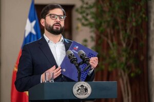 El presidente de Chile, Gabriel Boric, con el texto de la nueva Constitución que se llevará a plebiscito / Twitter de Presidencia de Chile 