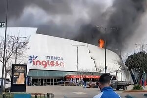 Punta del Este: después de tres días lograron controlar el incendio en el shopping (Fuente: AFP)