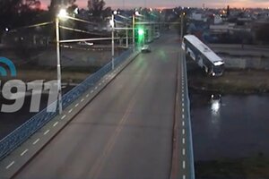 Un colectivo urbano de pasajeros cayó de un puente tras chocar contra un auto que cruzó un semáforo en rojo. Imagen: captura de video de cámaras de seguridad