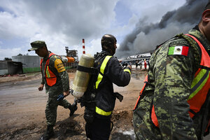 Bomberos y helicópteros intentan avanzar para aplicar espuma y controlar el incendio en Cuba (Fuente: AFP)