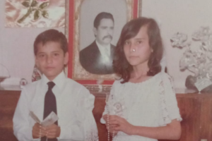 Silvio y Rosa Santillán, con la imagen de su padre, unos dos años después de su homicidio. 