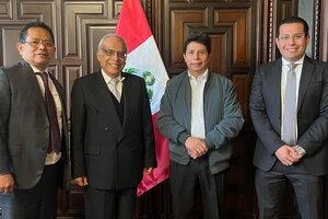 Benji Espinoza (a la derecha) junto a Pedro Castillo y funcionarios de su gobierno / Twitter de Benji Espinoza 
