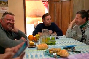 Se viralizó un video de Ewan McGregor comiendo guiso en La Rioja  