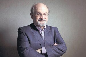 El escritor Salman Rushdie fue atacado en un acto Estados Unidos