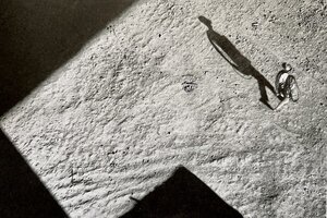 "La sombra", 1962, foto de Alicia D'Amico. Abajo: Vista parcial de una de las salas de la muestra de Alicia D'Amico.