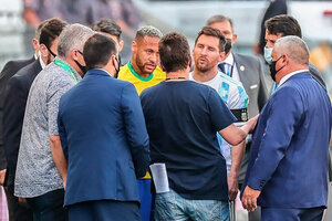 Messi y Neymar escuchan al tristemente célebre agente de sanidad brasileño en aquel clásico suspendido en San Pablo (Fuente: EFE)