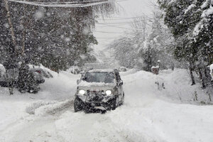 Las nevadas provocaron la suspensión de las clases e inconvenientes en el tránsito en Bariloche   (Fuente: Télam)