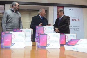 Jubilados y pensionados deben pagar un curso para que les entreguen tablets 