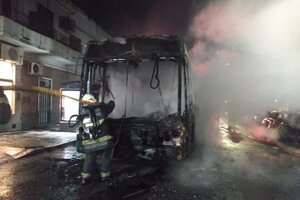 Se incendió un colectivo de la Lína 84 en Villa del Parque. Imagen: Policía de la Ciudad