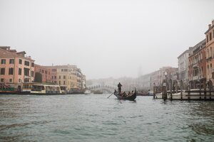 Dos turistas practicaron esquí acuático a toda velocidad en el Canal de Venecia: los multaron con 1.500 euros