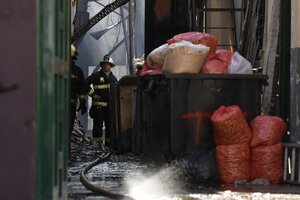 Lanús: se incendió la fábrica de galletitas Hojalmar (Fuente: Télam)