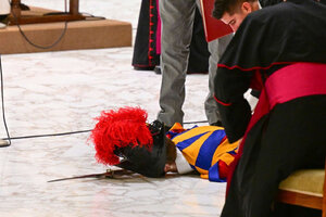 Un miembro de la Guardia Suiza se desmayó frente al Papa Francisco durante una audiencia general