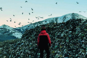 Bariloche: hizo snowboard en una montaña de basura para concientizar sobre la contaminación ambiental de la zona