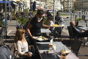 Una camarera atiende a una clienta en Marsella. Cae el empleo formal en Francia. (Fuente: AFP)